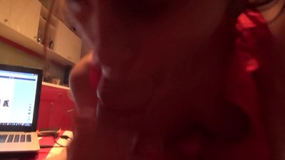 Ua susu e le teine ​​aoga le titi a lona tuagane ae leai se isi i le fale